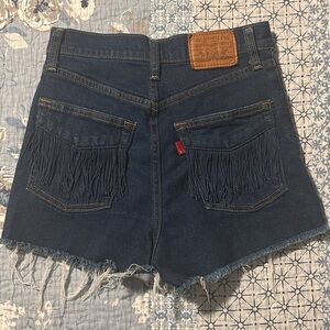Levi’s Ribcage Short 26 shorts with fringe pockets.